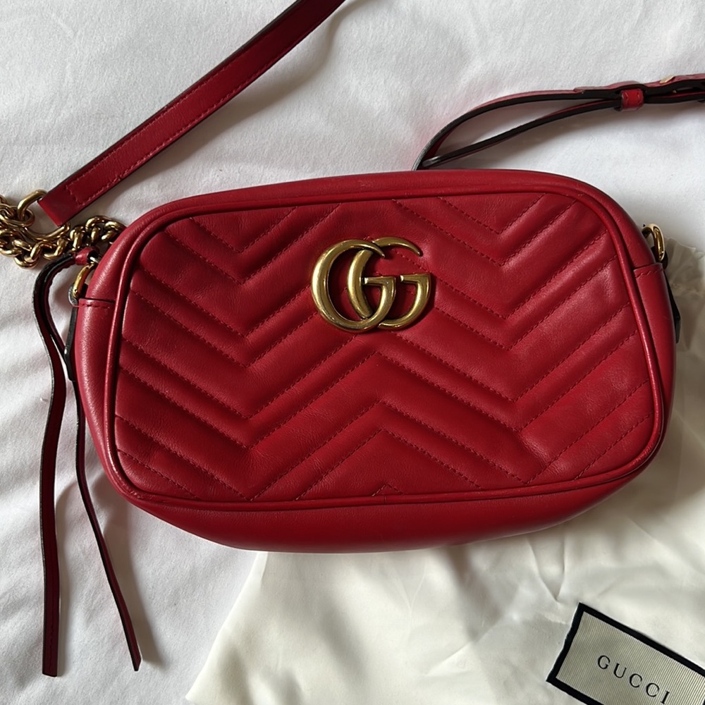 GUCCI GG Marmont matelassé shoulder bag. Red